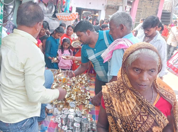 धनतेरस पर खरीदारी के लिए बाजारों में रही भीड़