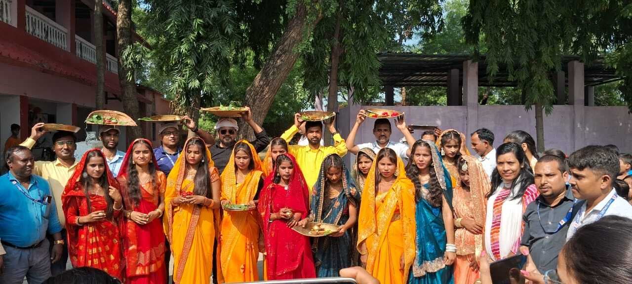 छठ को लेकर छात्राओं ने प्रस्तुत की आकर्षक झांकी