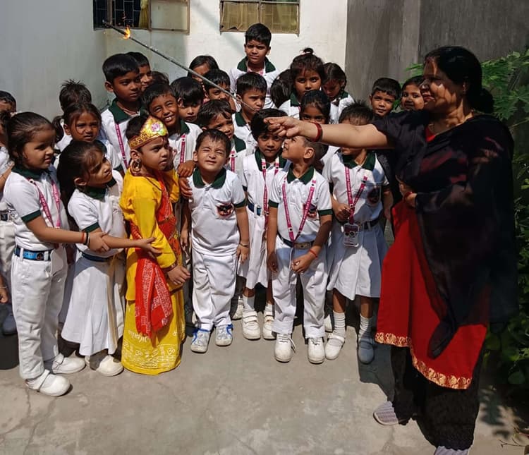 दीपों की मुस्कान से जगमग हुआ लिटिल एंजल प्ले स्कूल