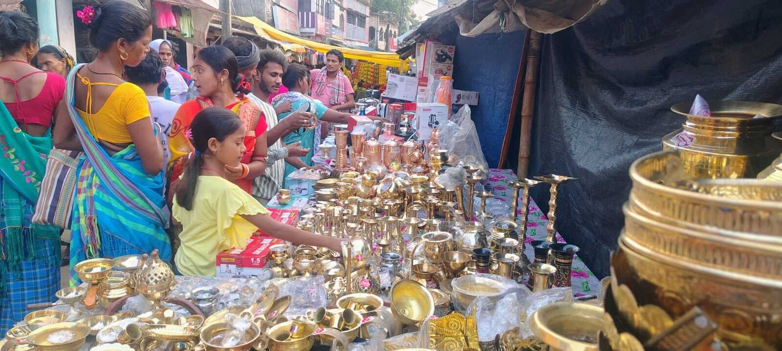 धनतेरस. पाकुड़िया बाजार में दिखी रौनक