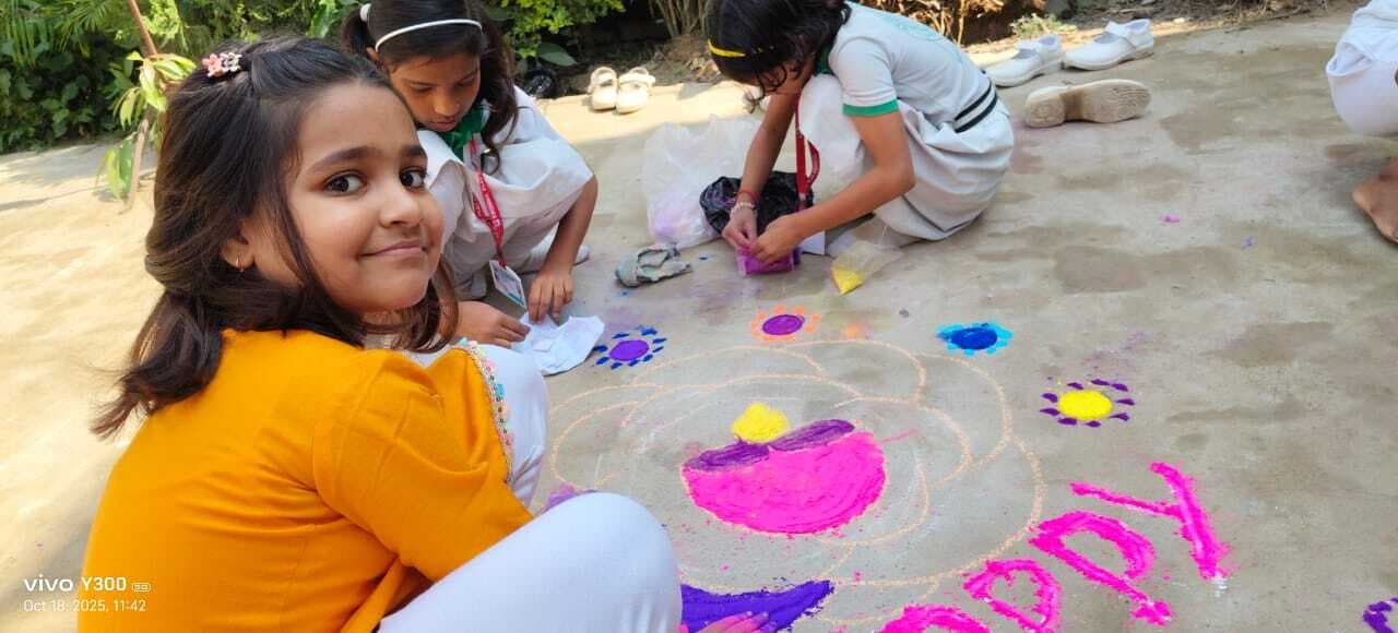 कृष्णा सेंट्रल स्कूल में धूमधाम से मनाया गया दीपावली पर्व