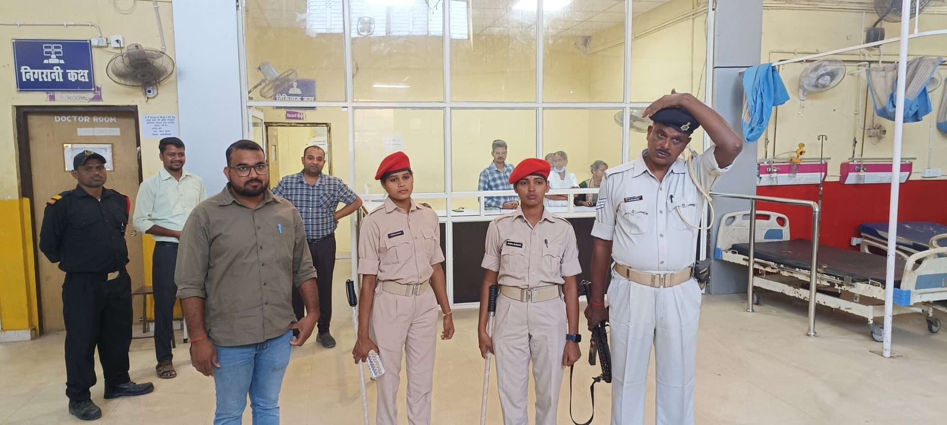 मगध मेडिकल अस्पताल में पुलिस की तैनाती के बाद काम पर लौटे डॉक्टर