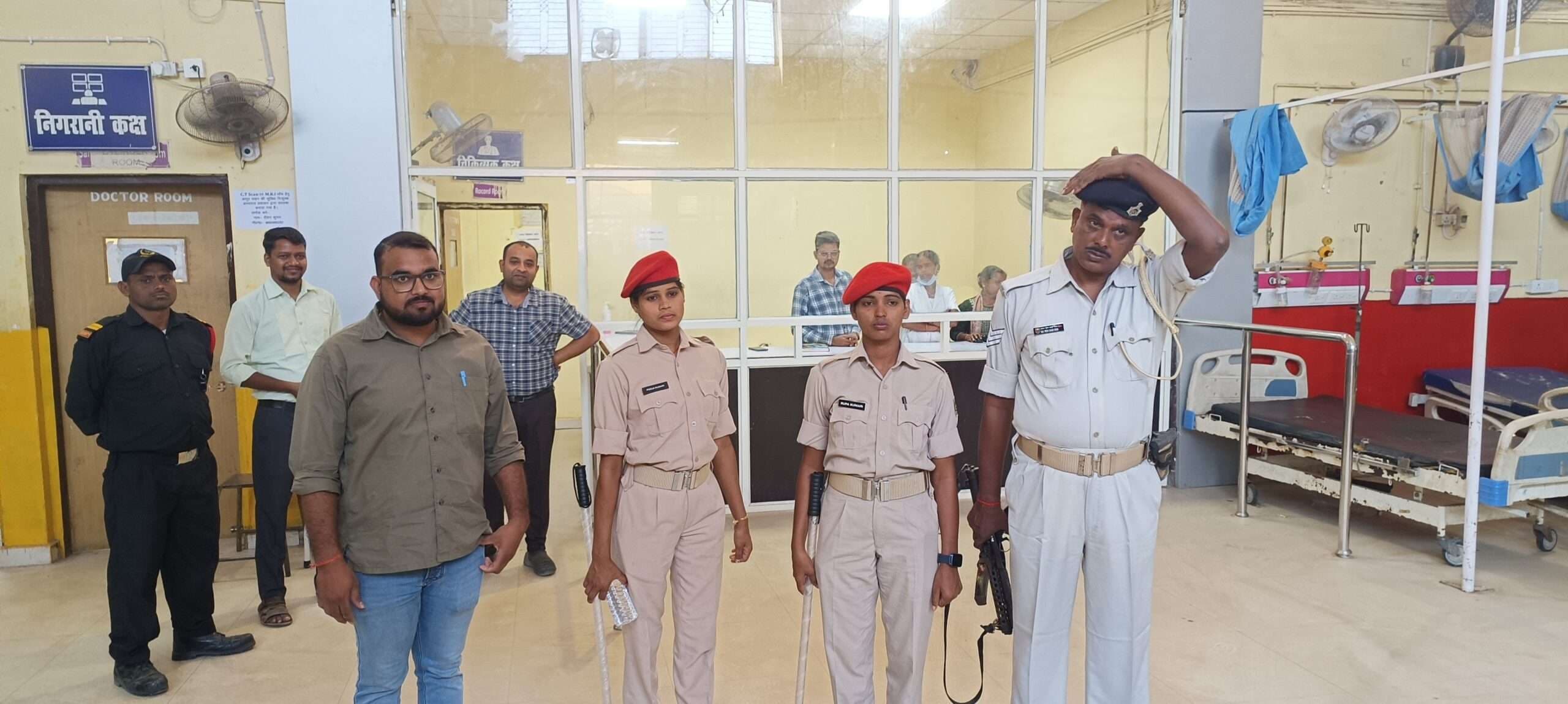 मगध मेडिकल अस्पताल में पुलिस की तैनाती के बाद काम पर लौटे डॉक्टर
