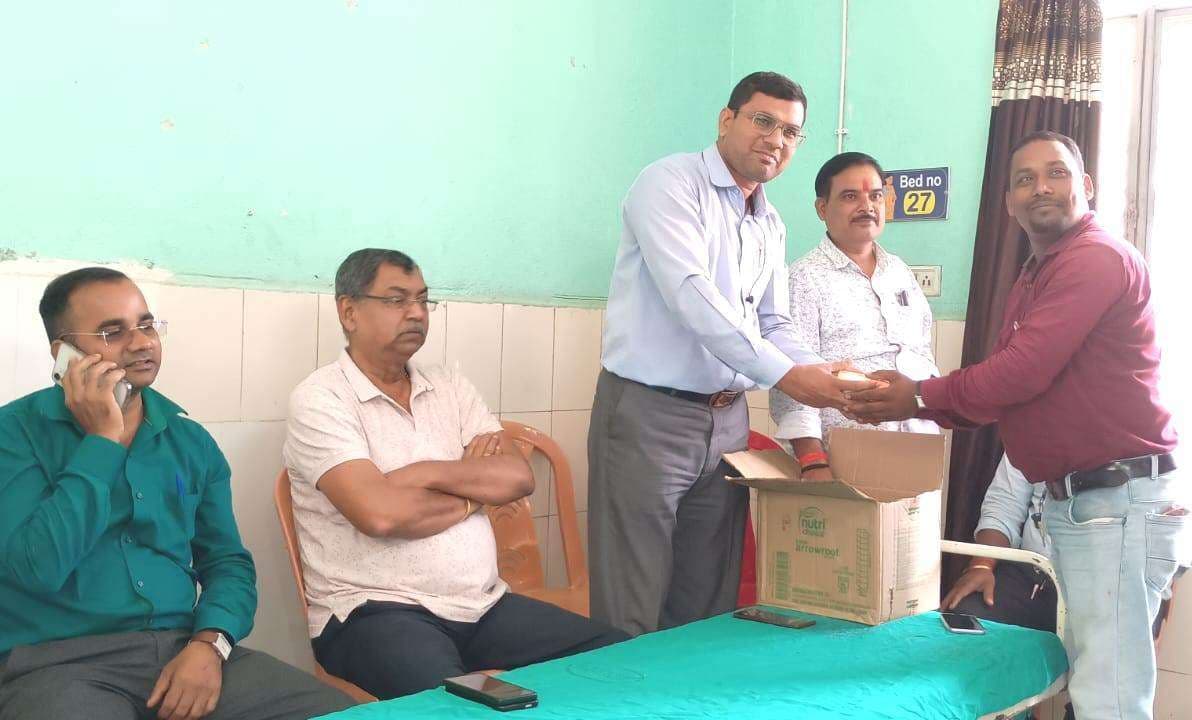 कुरियर  व सफाईकर्मियों  को किया गया सम्मानित