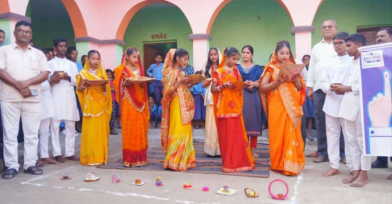 hajipur news. छात्राओं ने रैली, पेंटिंग, व नाटक के जरिये दिया मतदान का संदेश