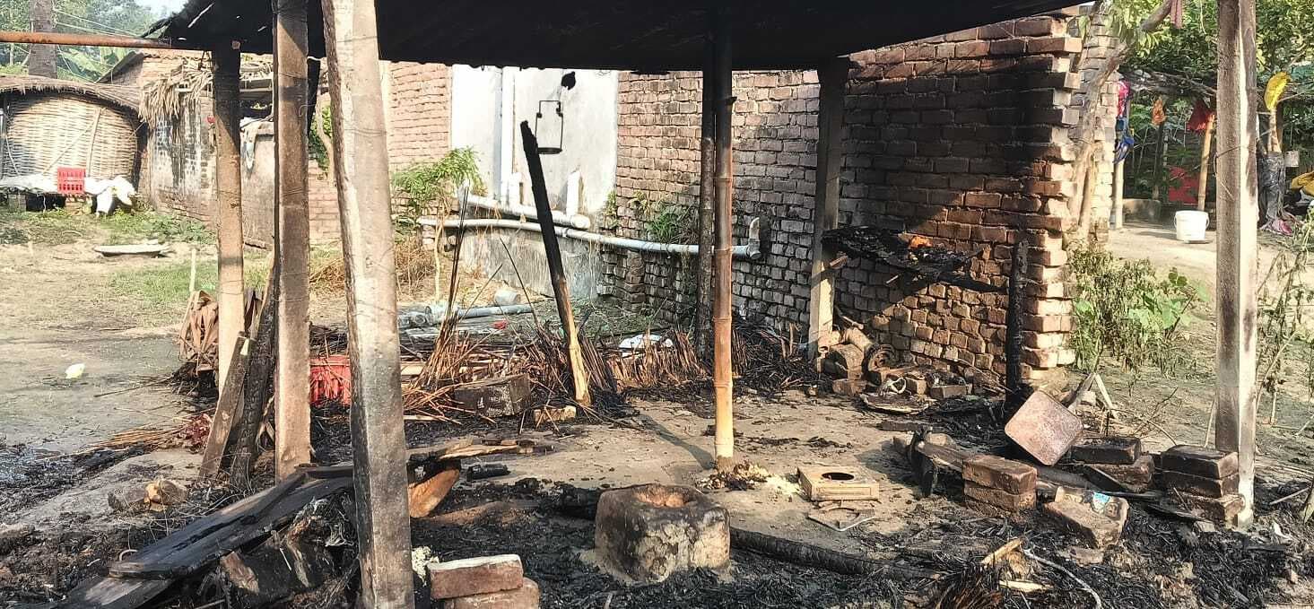 hajipur news. आग लगने से  झोपड़ीनुमा घर जलकर खाक