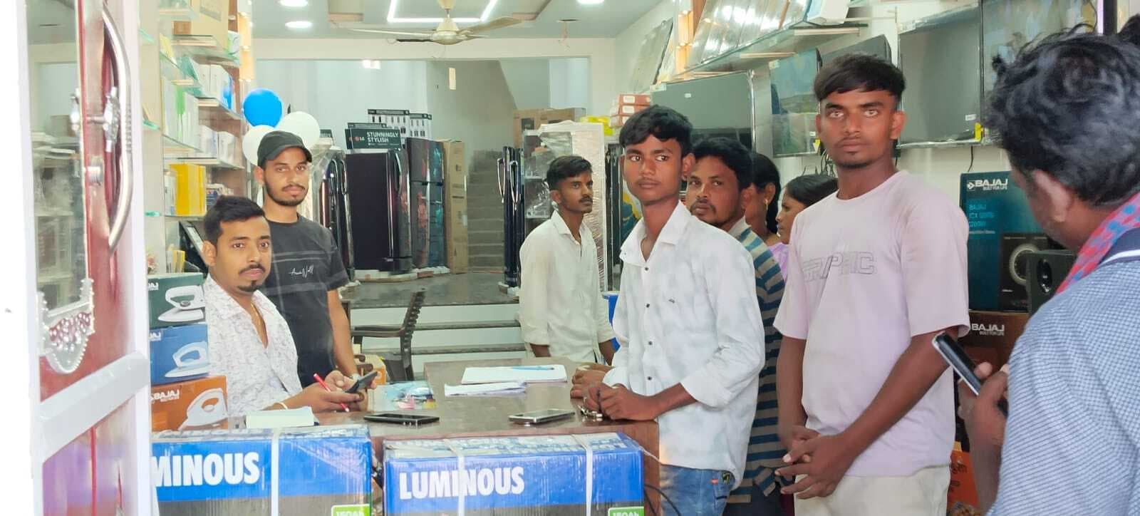 गाड़ियों के शोरूम सहित बर्तन, ज्वेलरी, अलमीरा आदि दुकानों पर ग्राहकों का लगा तांता