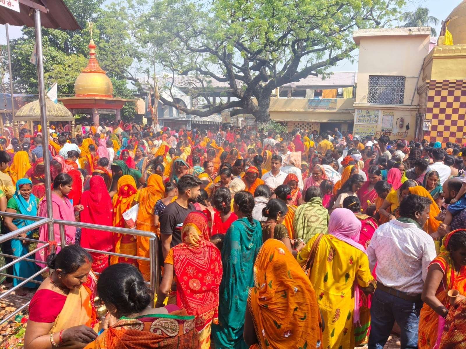 Motihari: सोमेश्वरनाथ महादेव मंदिर में श्रद्धालुओं की उमड़ी भीड़