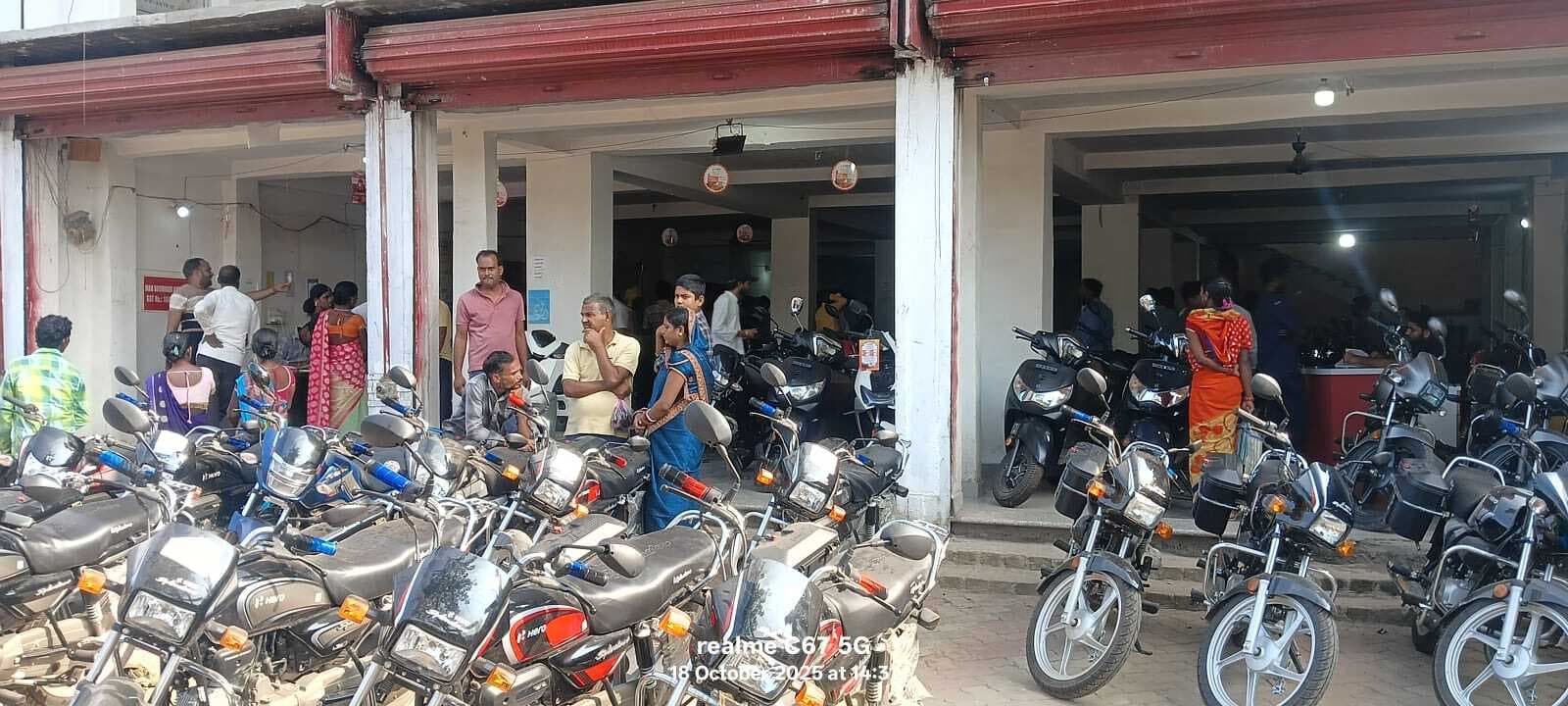 दुकानों पर उमड़ी भीड़, लोगों ने जमकर की खरीदारी