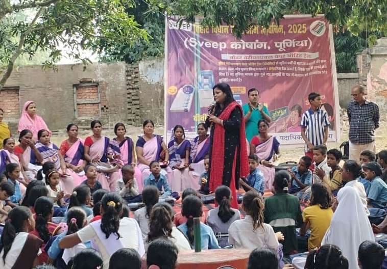 सामुदायिक स्वास्थ्य केंद्र के कर्मियों ने मतदाताओं को किया जागरूक
