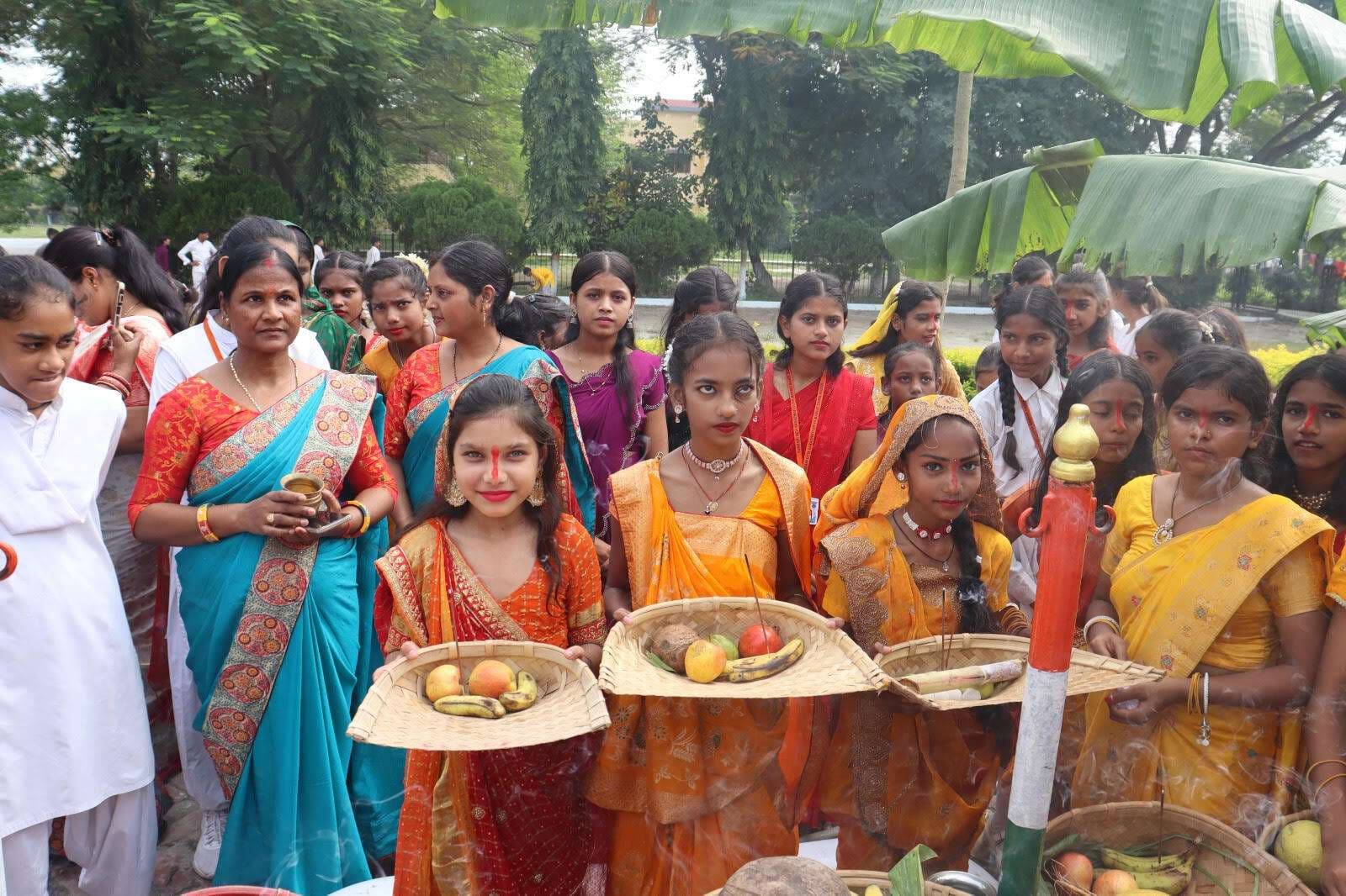 Samastipur News:छात्राओं ने प्रस्तुत की छठ की मनमोहक झांकी