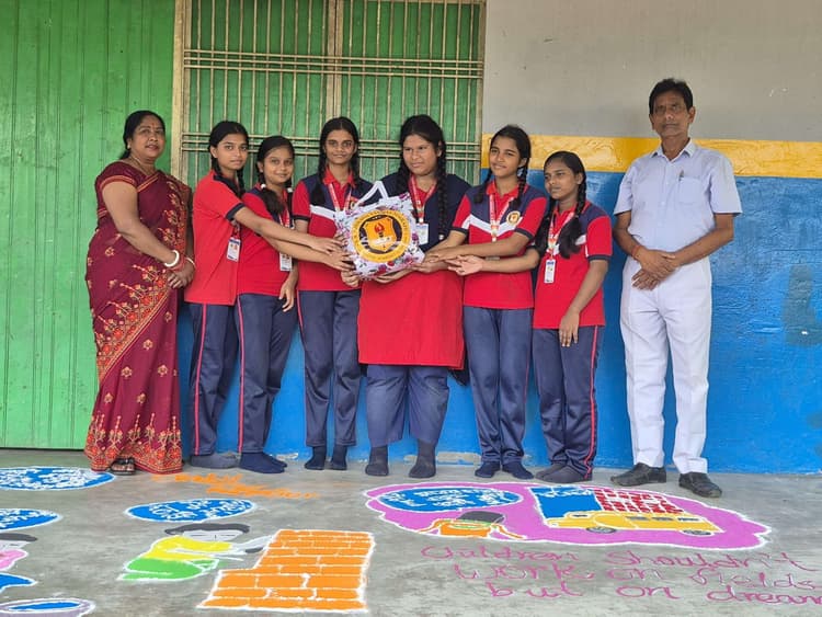 छात्रों ने बालश्रम व उसके दर्द को रंगोली के जरिए किया प्रदर्शित