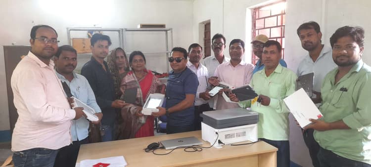 स्कूल संचालन के लिए शिक्षकों को दिया गया टेबलेट