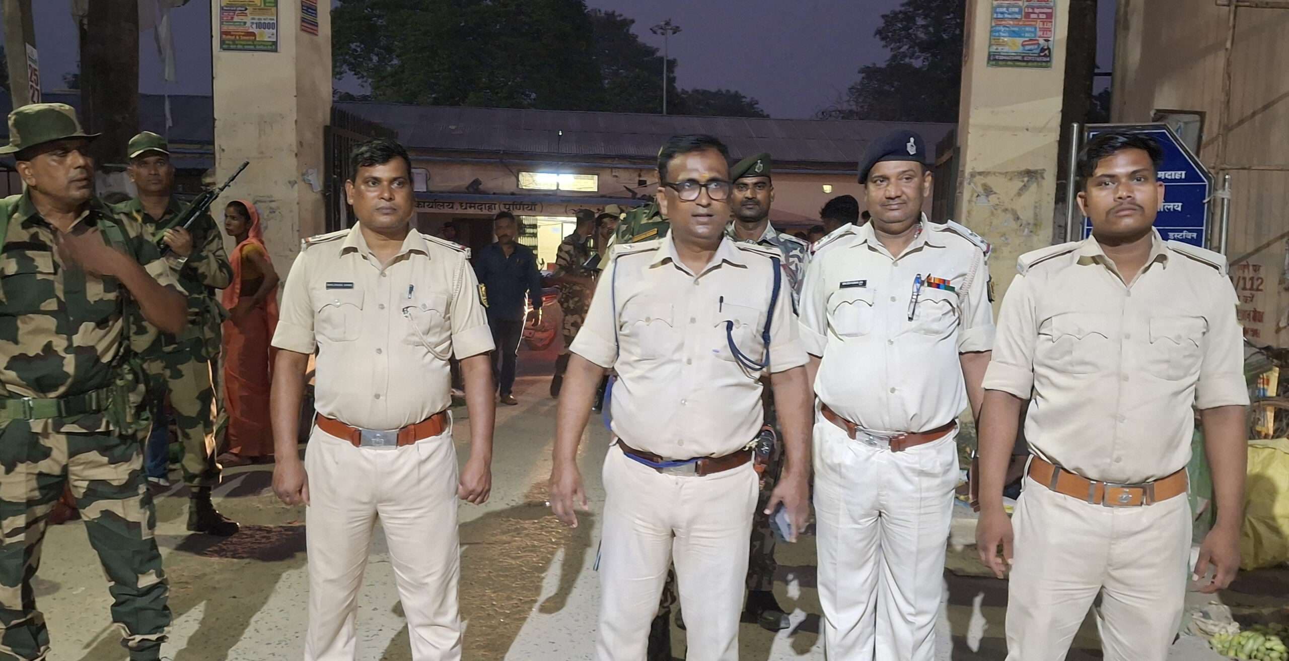 धमदाहा में चुनाव को लेकर बीएसएफ का फ्लैग मार्च