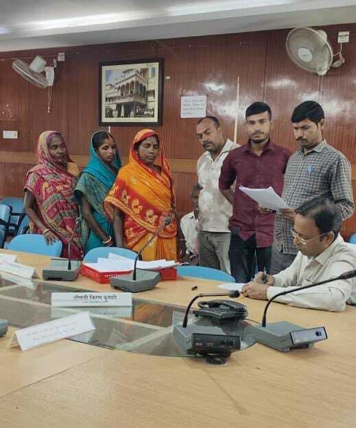 Deoghar News : जनता दरबार में सुनी गयी लोगों की शिकायतें