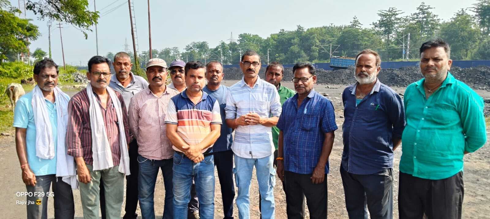 कर्मियों को तीन माह से नहीं मिला वेतन, शर्मा ट्रांसपोर्ट के खिलाफ किया प्रदर्शन