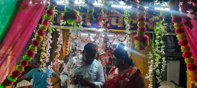 धनतेरस पर ज्वेलर्स व बर्तन के साथ झाड़ू की जमकर हुई बिक्री