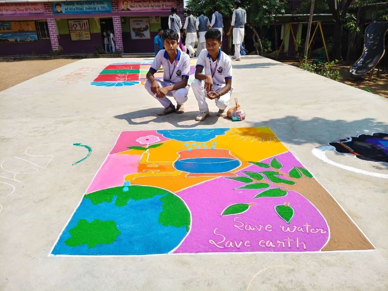 सरना एकेडमी में रंगोली प्रतियोगिता