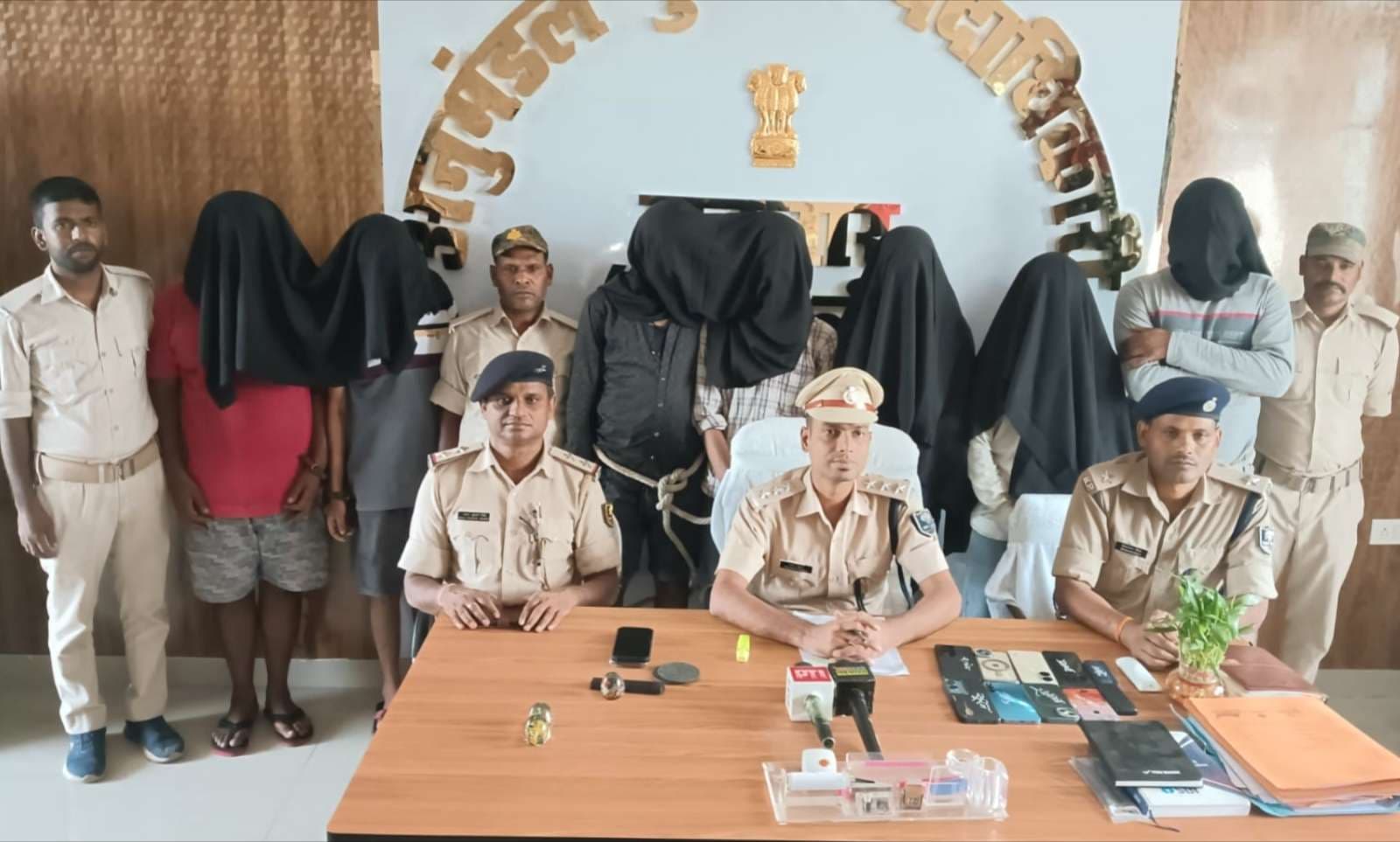 hajipur news. जुआ अड्डे पर छापेमारी कर सात लोगों को पुलिस ने दबोचा