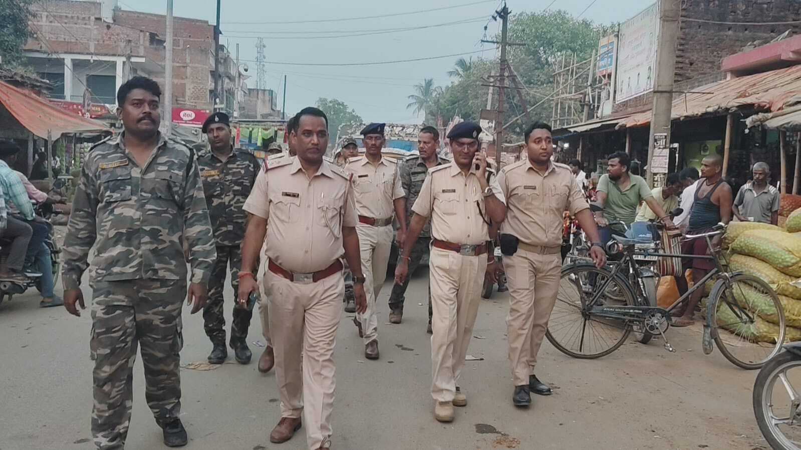 फ्लैग मार्च में शांतिपूर्वक त्योहार मनाने की अपील