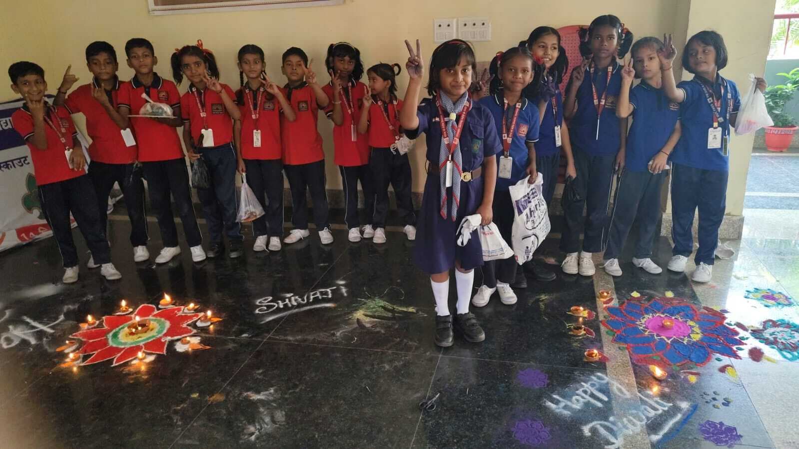पीएम श्री विद्यालय के बच्चों ने दीपावली पर बनायी रंगोली