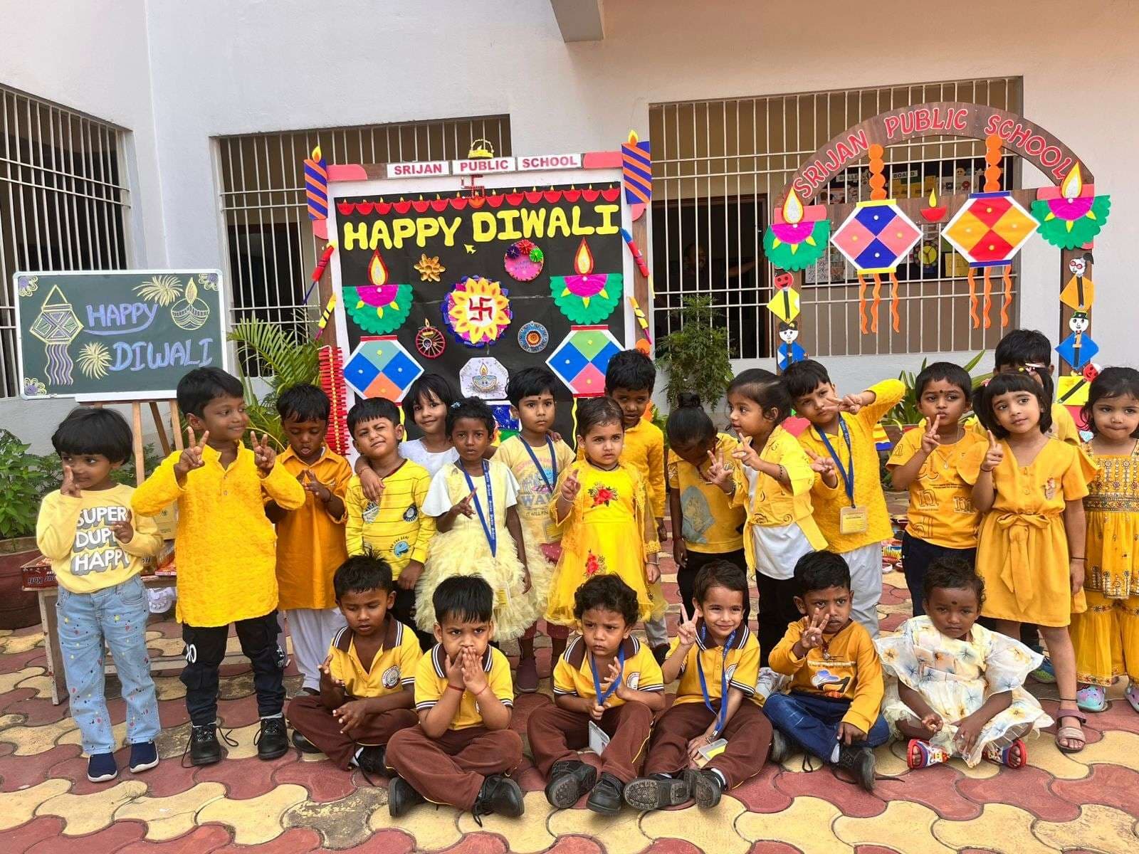 सृजन पब्लिक स्कूल मिहिजाम में मना दीपावली उत्सव