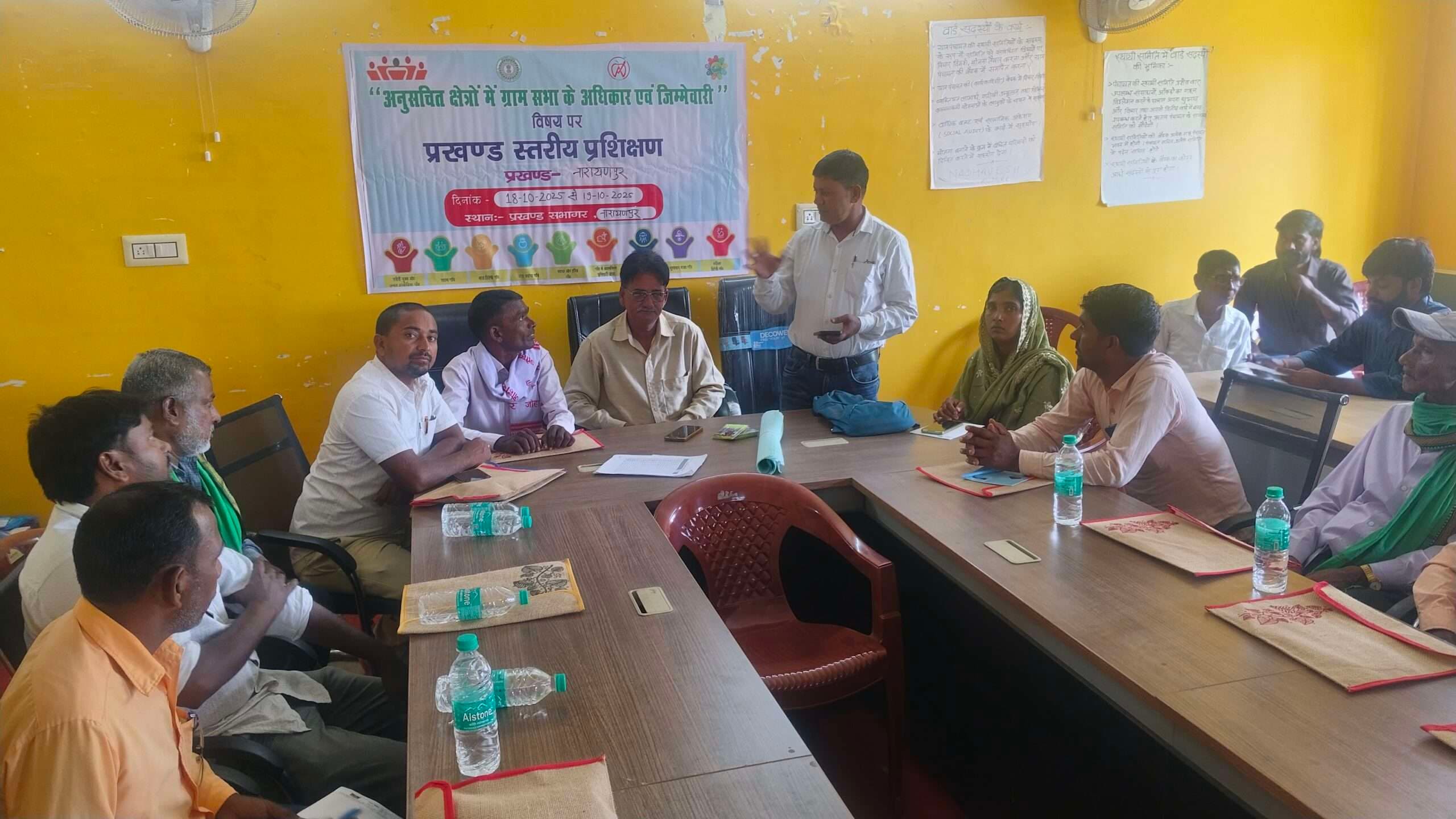 ग्राम प्रधानों को पेसा कानून के बारे में दी गयी जानकारी