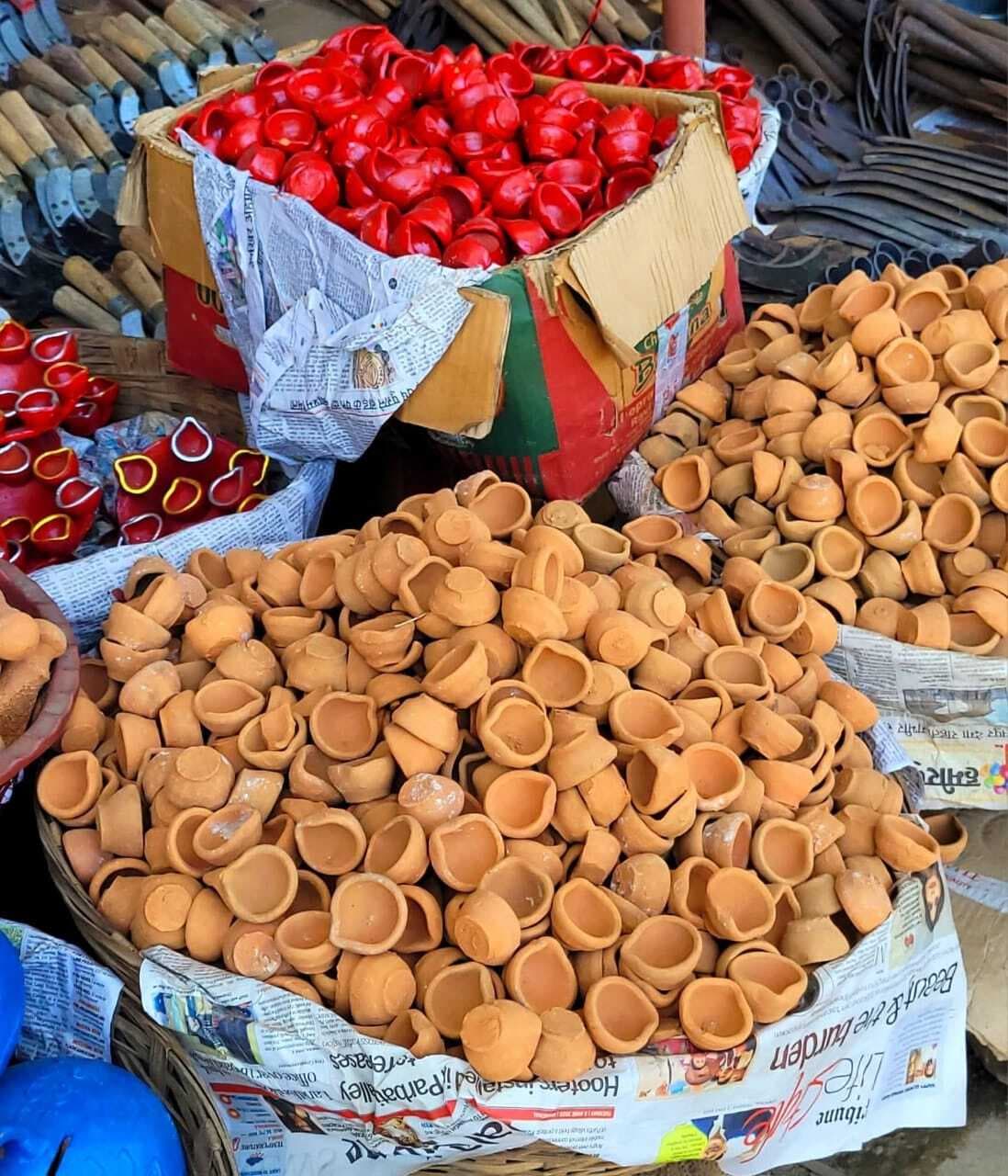 इस दीपावली जलाइए मिट्टी के दीये, ताकि उनके घर भी मने खुशियां