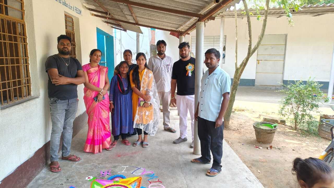 विद्यार्थियों ने दीपावली को लेकर स्कूल में बनाई रंगोली