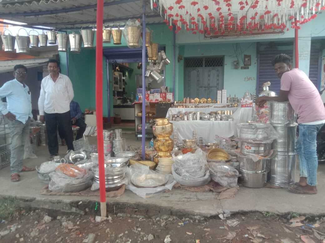 मारगोमुंडा में धनतेरस पर बाजारों में उमड़ी भीड़, बर्तनों के साथ सोना-चांदी व बाइक की खूब हुई खरीदारी