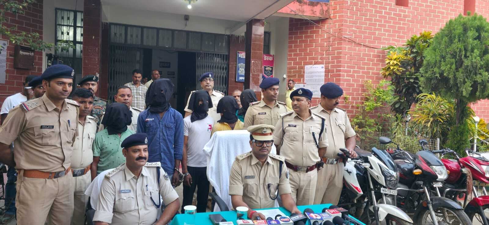 चोरी की आधा दर्जन बाइक के साथ पांच चोर गिरफ्तार