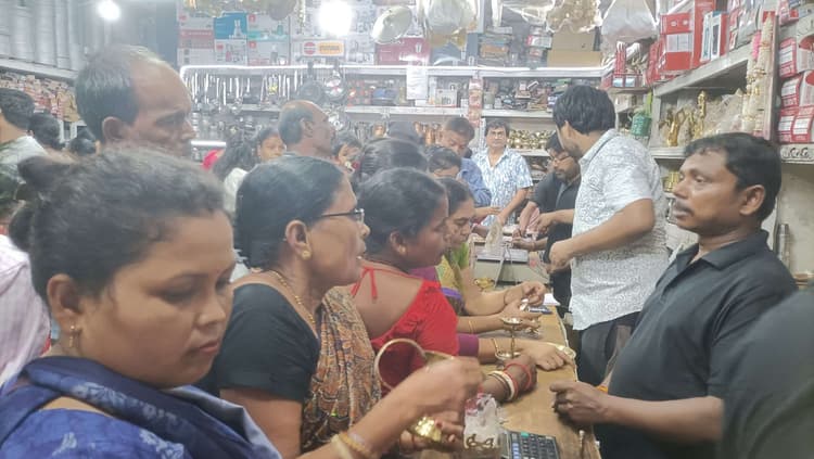 धनतेरस पर बाजार रहा गुलजार, सौ करोड़ का कारोबार