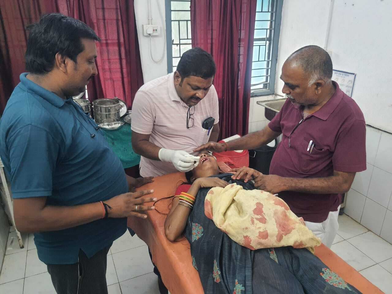 बंदर के हमले से बचने में छत से कूदी महिला, देवघर रेफर