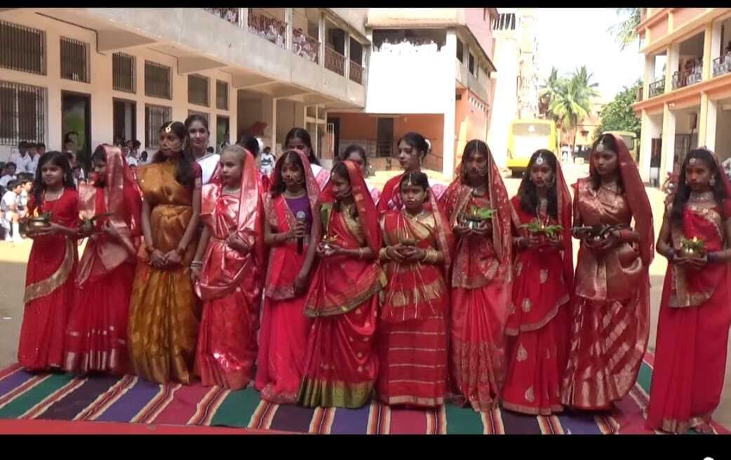 बच्चों ने भजन-नृत्य की प्रस्तुति देकर मन मोहा