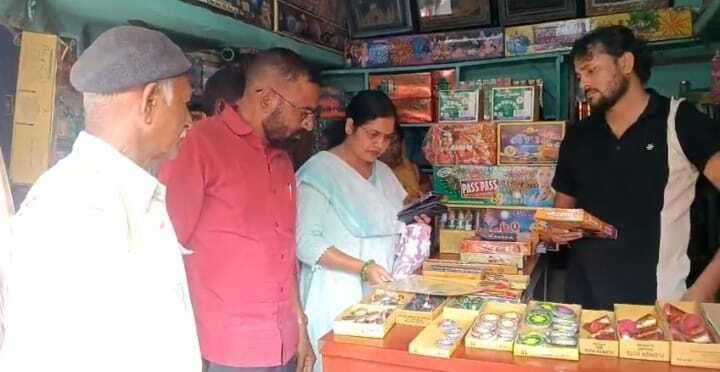 सीओ ने शहर में की पटाखा दुकानों के लाइसेंस की जांच