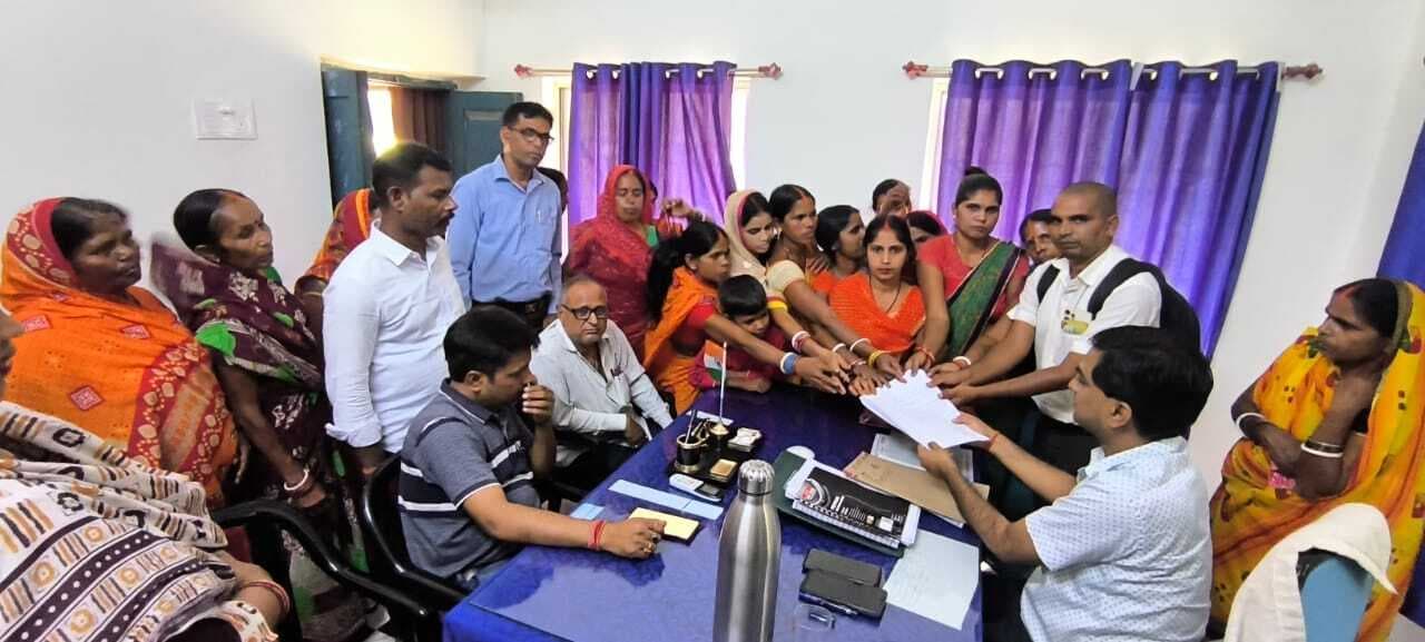 ग्रामीणों ने की शौचालय निर्माण कराने की मांग