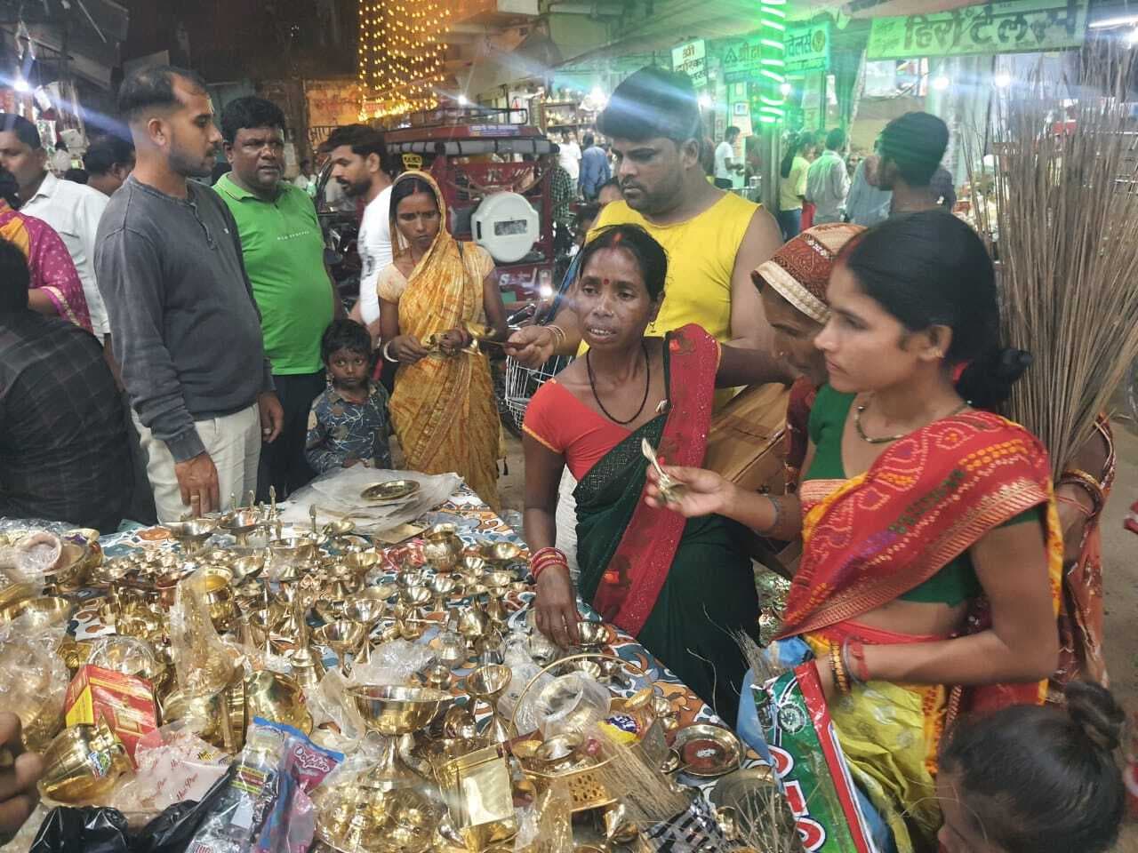 कटोरिया बाजार में धनतेरस पर हुआ 10 करोड़ से अधिक का कारोबार