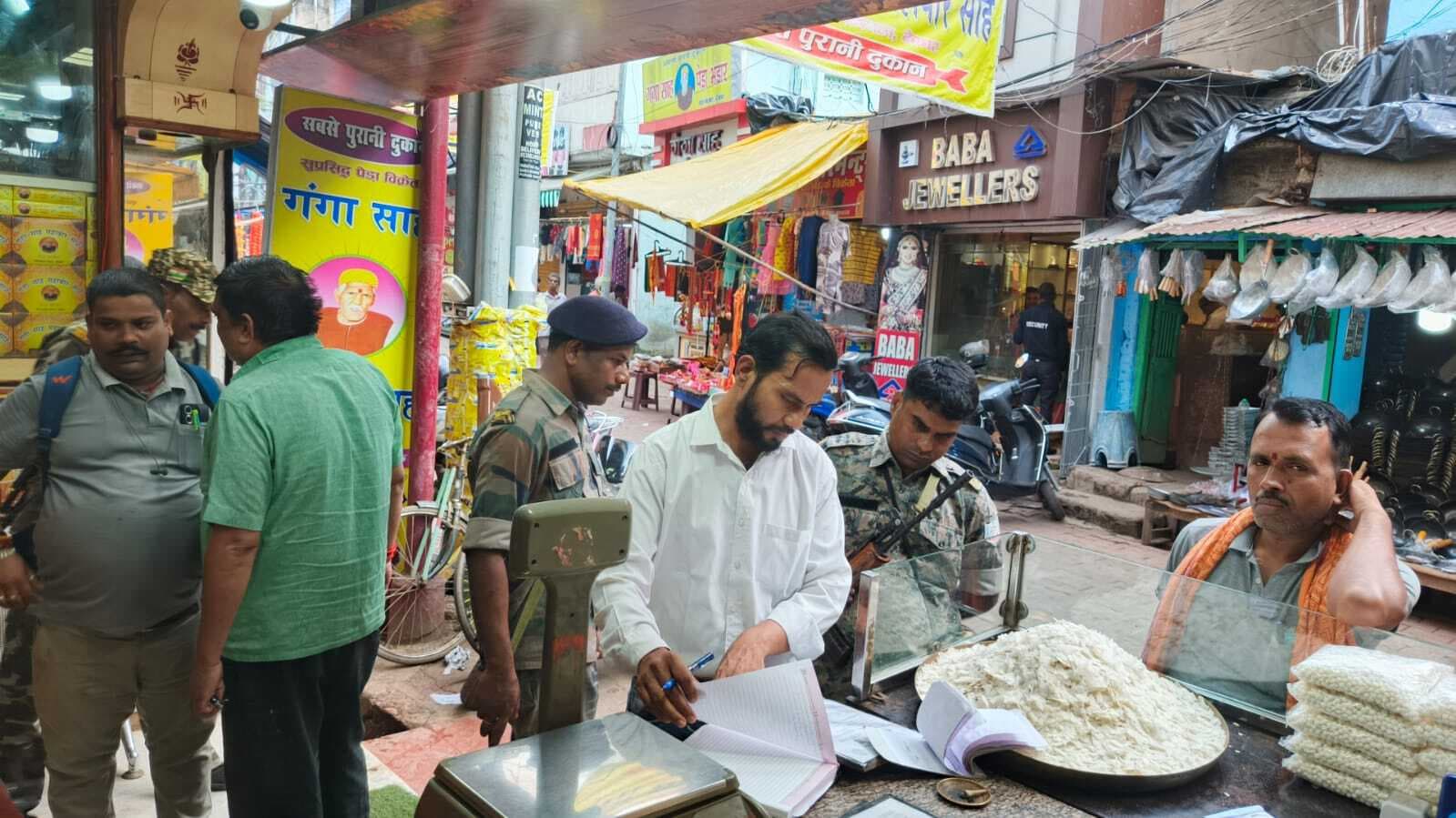 Deoghar news : खाद्य सुरक्षा टीम ने की छापेमारी, कुल 58 नमूनों की ऑन द स्पाट की जांच