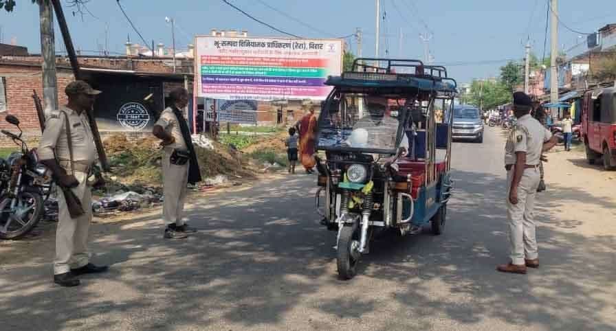 घोंघसा व तरहारी चेकनाका पर की गयी वाहनों की जांच