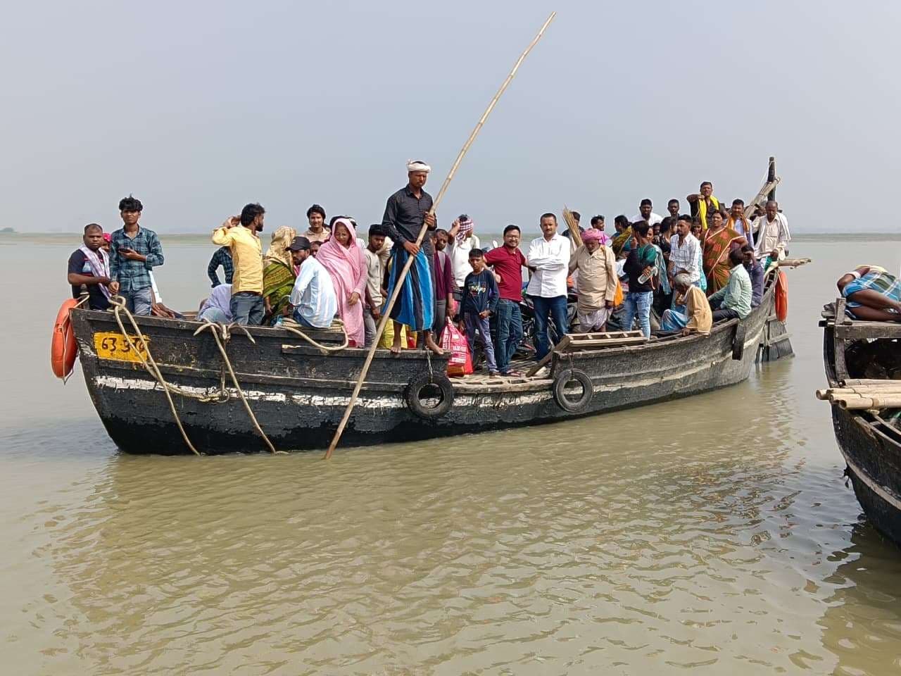 जान जोखिम में डालकर मनिहारी आना-जाना करते हैं लोग