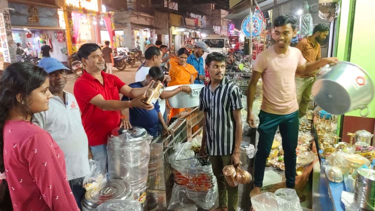 धनतेरस पर बाजार में खूब हुई खरीदारी