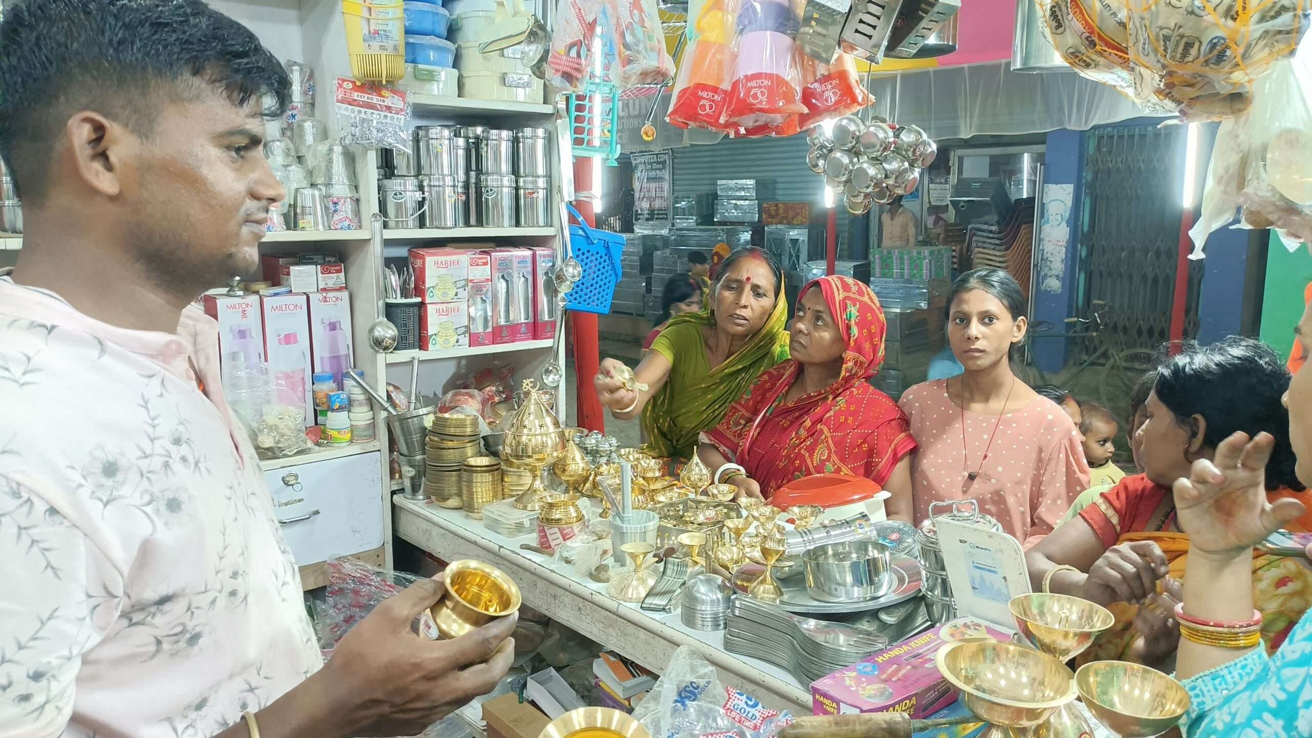 खरीदारी के लिए मानसी बाजार में उमड़ी भीड़