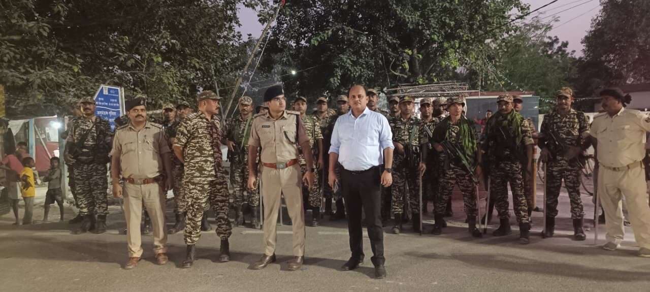 फ्लैग मार्च में पुलिस-प्रशासन ने दिखायी अपनी ताकत