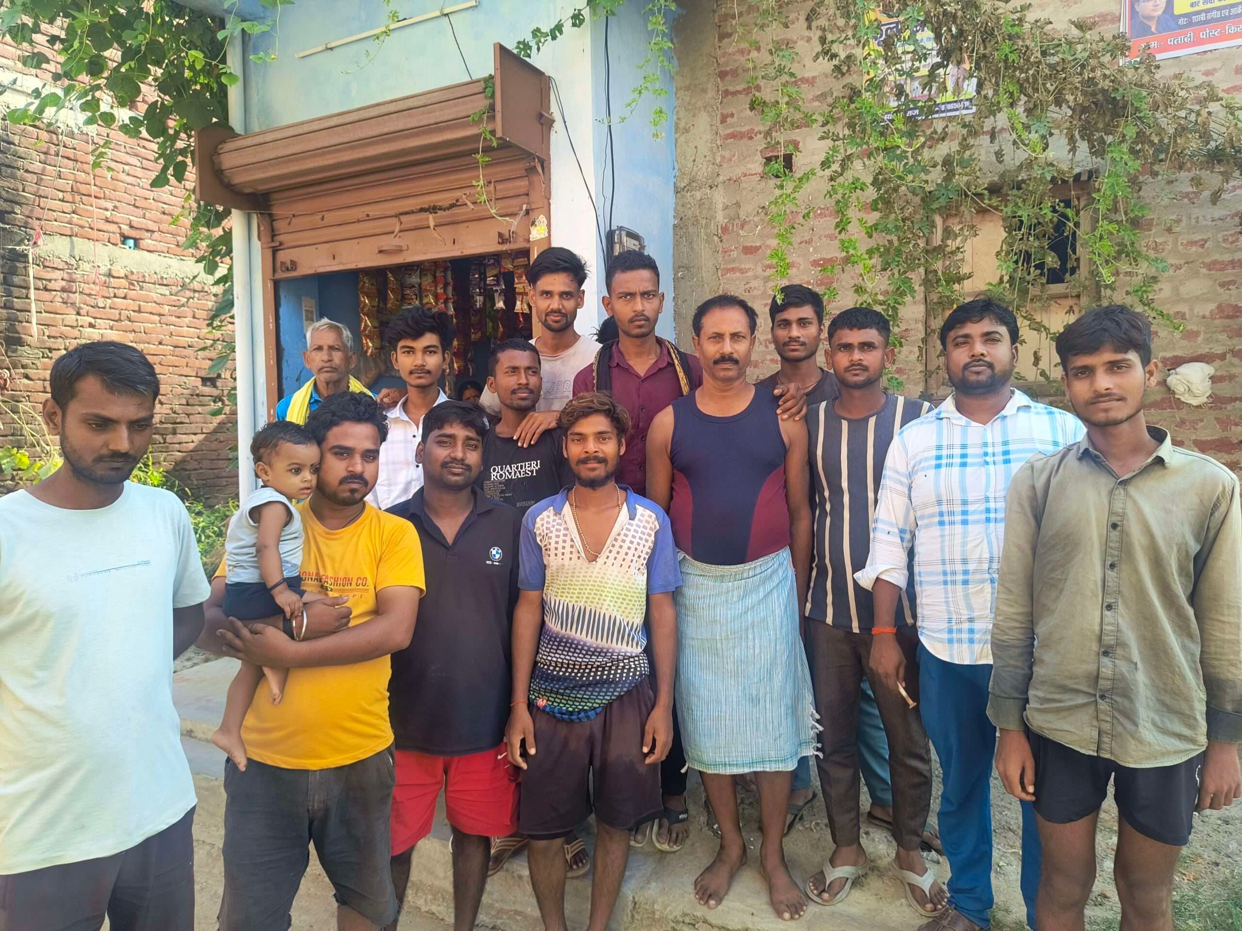 स्कूल की मांग को लेकर रोझई के ग्रामीणों ने किया प्रदर्शन