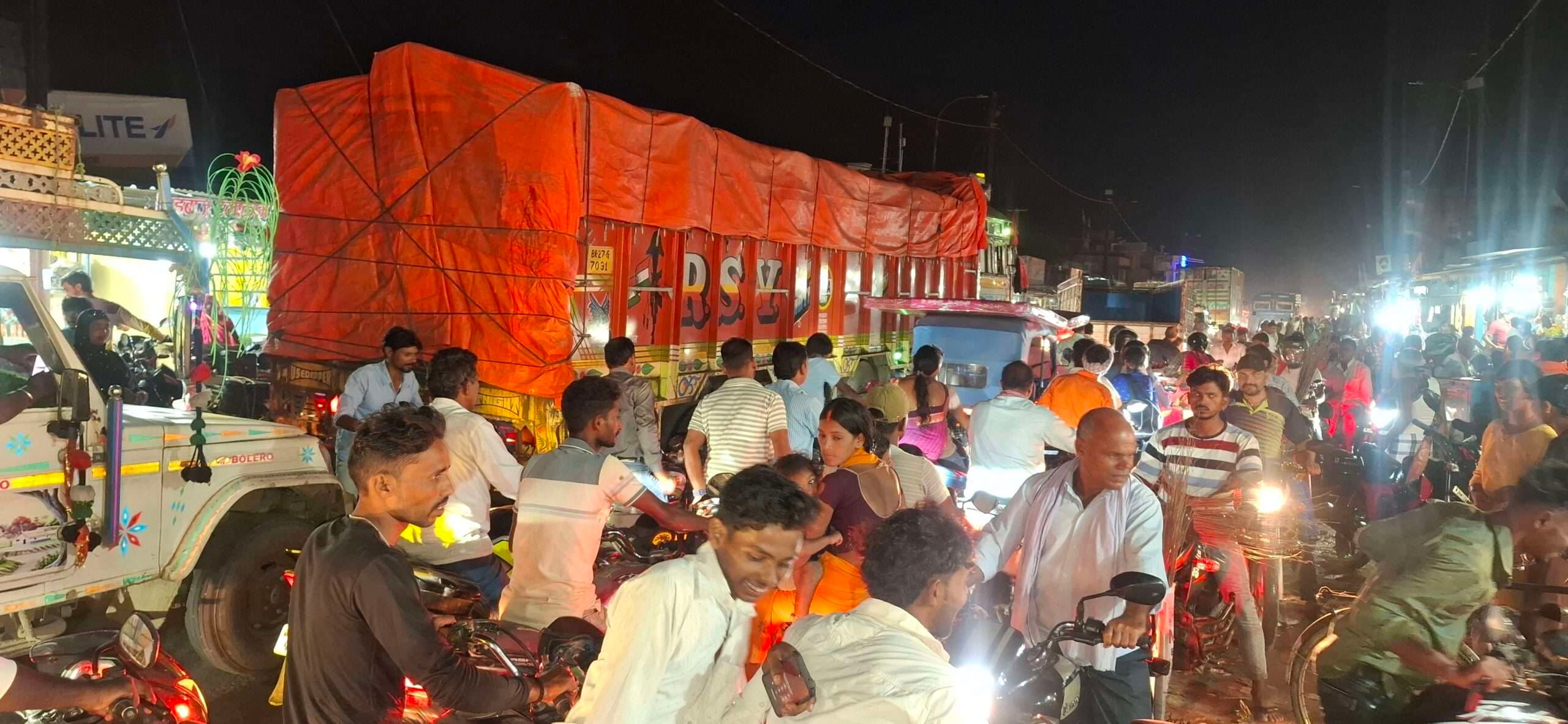 Giridih News :देवरी व गांडेय के बाजार में उमड़े ग्राहक