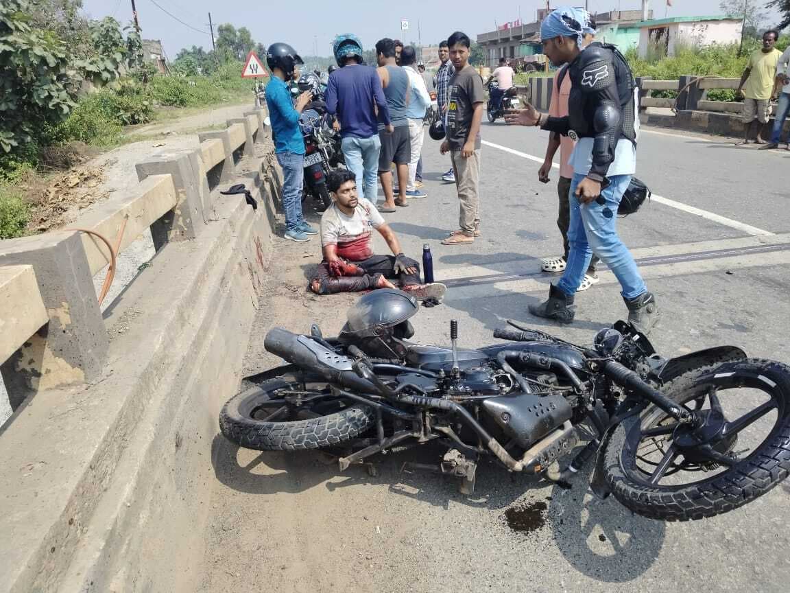 Seraikela Kharsawan News : चांडिल : घाघरा पुल के पास कार के धक्के से बाइक सवार युवक गंभीर