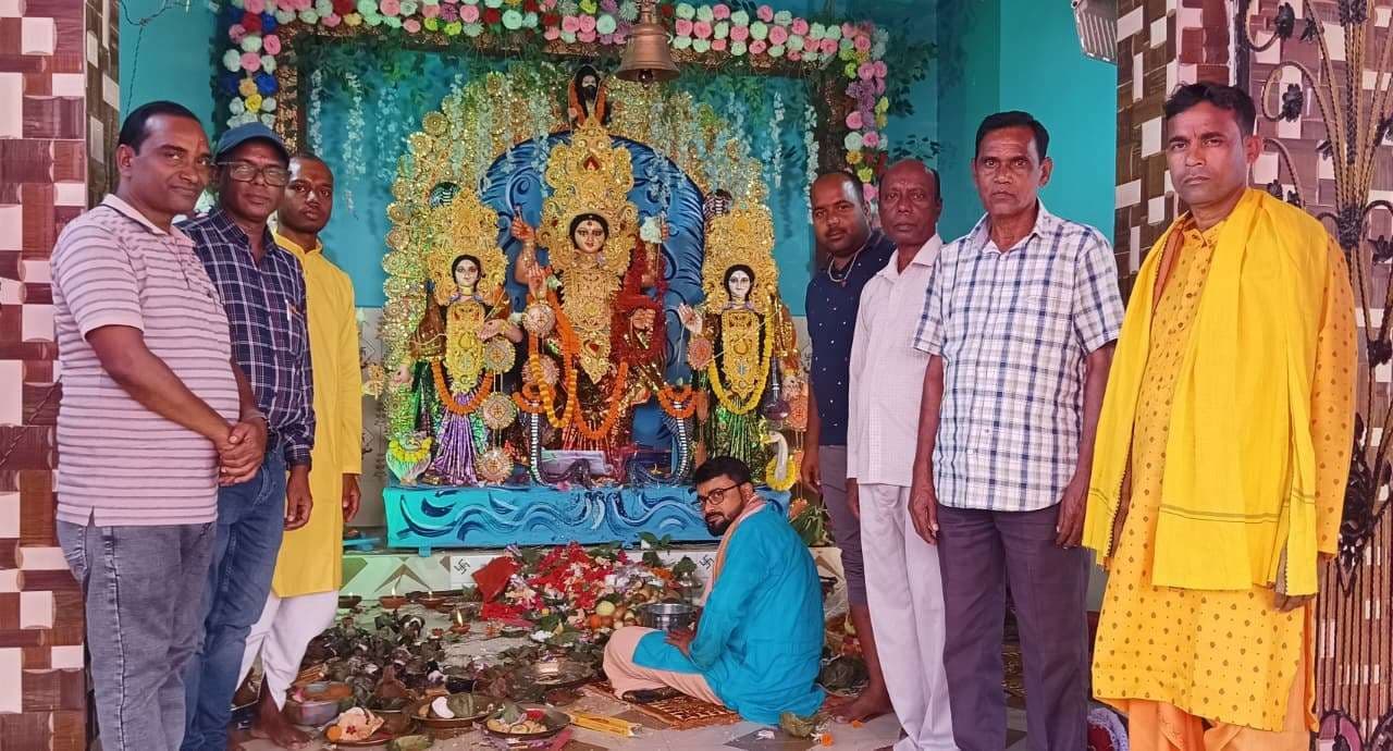 Seraikela Kharsawan News : नंगे पांव अंगारों पर चलकर दिखायी हठभक्ति