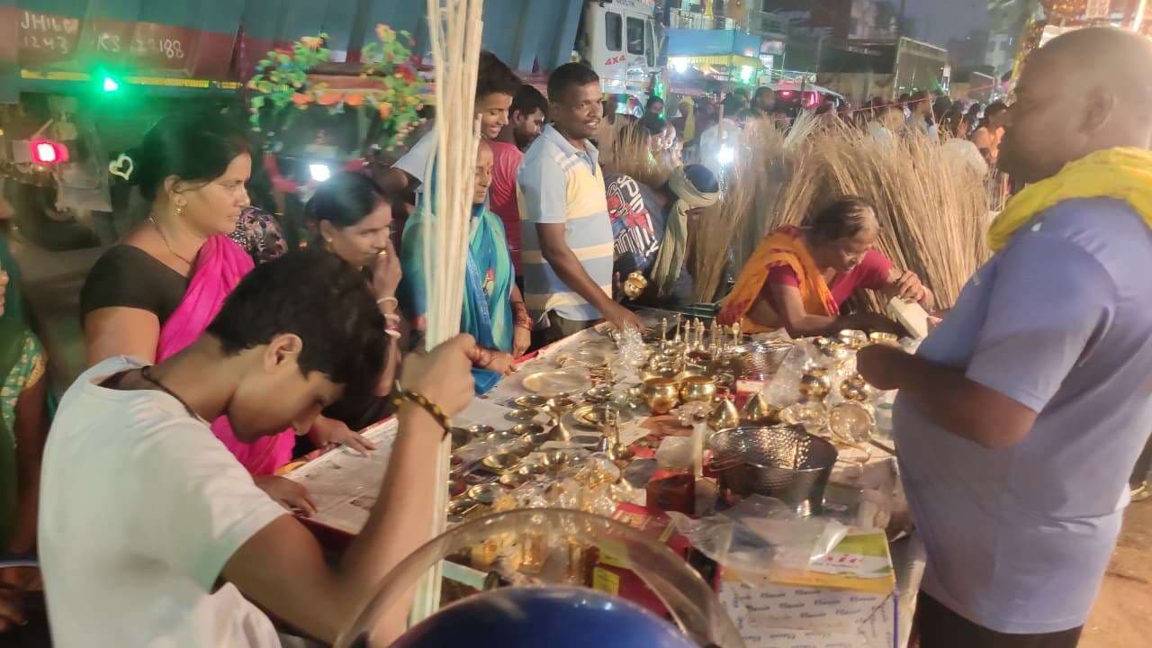 तारापुर : धनतेरस पर गुलजार रहा बाजार, लोगों ने जमकर की खरीदारी