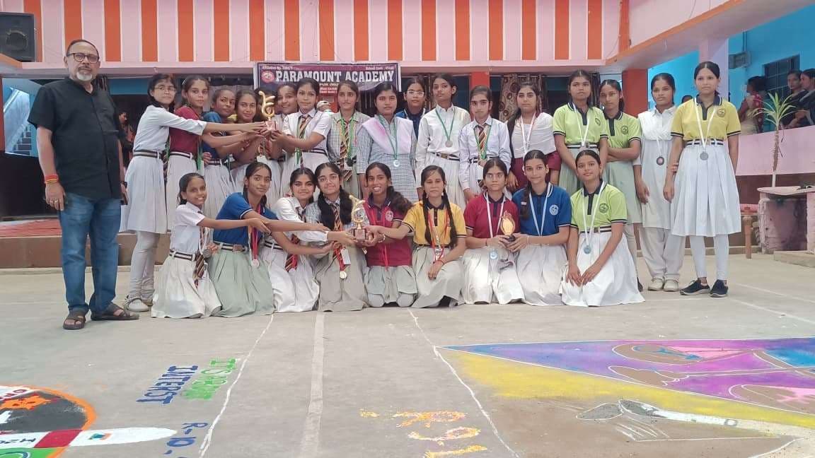 रंगोली बनाकर समाज में बढ़ते अपराध से बचाव का दिया संदेश