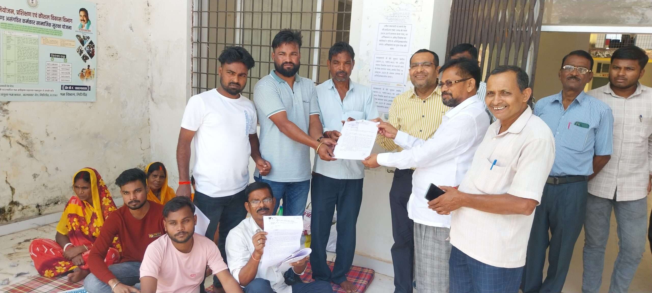 Giridih News :सीओ के आश्वासन पर तीन दिनों से चल रहा धरना हुआ समाप्त